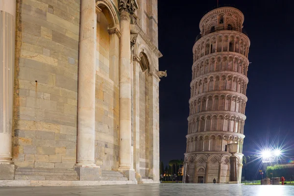 Pisai ferde torony éjjel, Olaszország — Stock Fotó