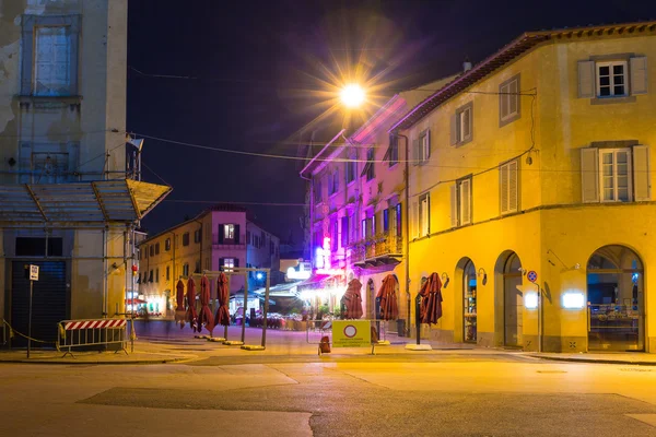 Rues de Pise la nuit avec l'architecture traditionnelle de l'Italie — Photo