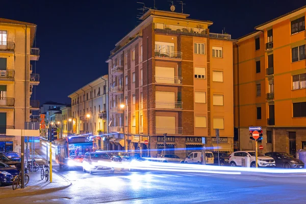 Ruas de Pisa à noite com arquitetura tradicional da Itália — Fotografia de Stock