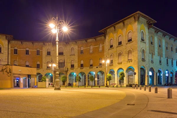 Gatorna i Pisa på natten, Italien — Stockfoto