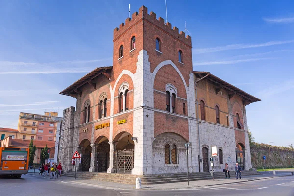 Arkitekturen i Pisa staden med traditionella smala gator, Italien — Stockfoto