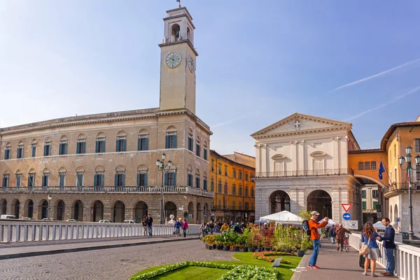 伝統的な狭い通りで、イタリアのピサ市のアーキテクチャ — ストック写真