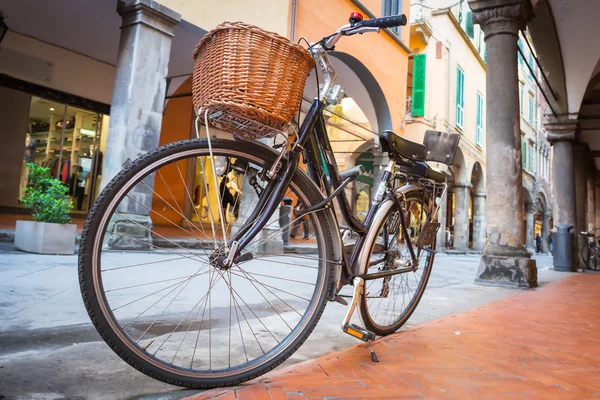 Vélo à l'ancienne dans la rue de Pise — Photo