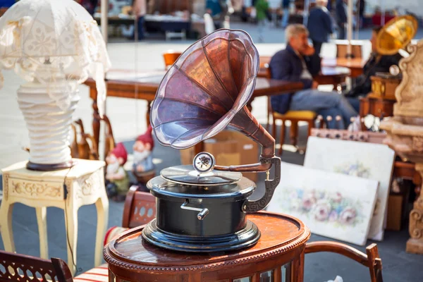 Antikes Grammophon auf dem Wochenmarkt — Stockfoto