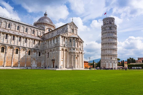 Les gens à la Tour penchée de Pise en Italie — Photo