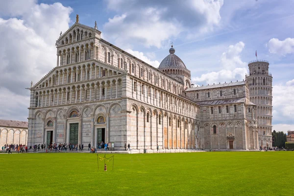 Personas en la Torre Inclinada de Pisa en Italia — Foto de Stock