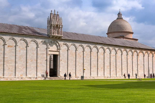 Människor på det lutande tornet i Pisa i Italien — Stockfoto