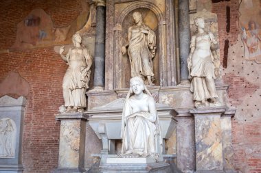 Pisa Kulesi anıtsal mezarlıkta heykeller