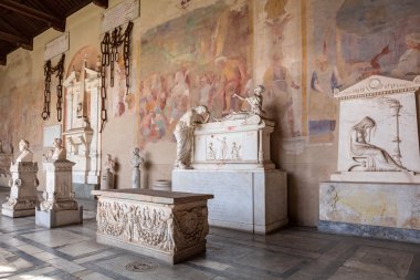 Pisa Kulesi anıtsal mezarlıkta heykeller