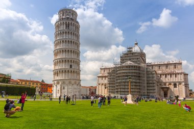 İnsanlara Leaning Tower of Pisa İtalya