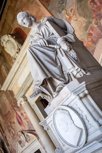 Sculpturen in de monumentale begraafplaats op Leaning Tower of Pisa — Stockfoto