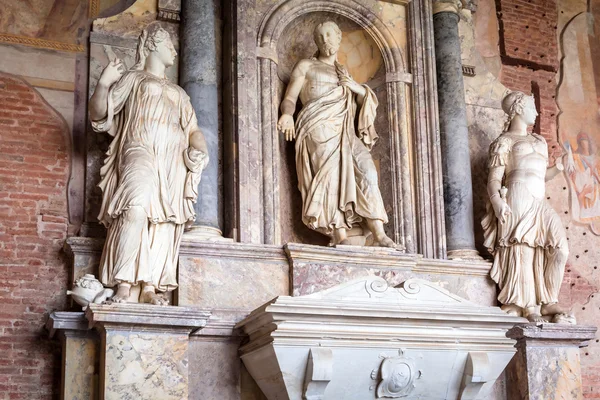 Sculpturen in de monumentale begraafplaats op Leaning Tower of Pisa — Stockfoto