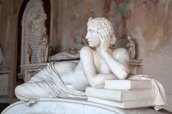 Sculpturen in de monumentale begraafplaats op Leaning Tower of Pisa — Stockfoto