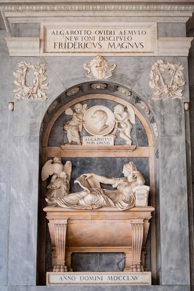 Sculptures in the Monumental Cemetery at Leaning Tower of Pisa — Stock Photo, Image