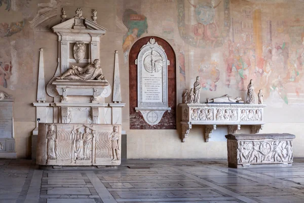 Sculptures in the Monumental Cemetery at Leaning Tower of Pisa — Stock Photo, Image