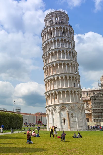 Люди в на Пізанська вежа в Італії — стокове фото