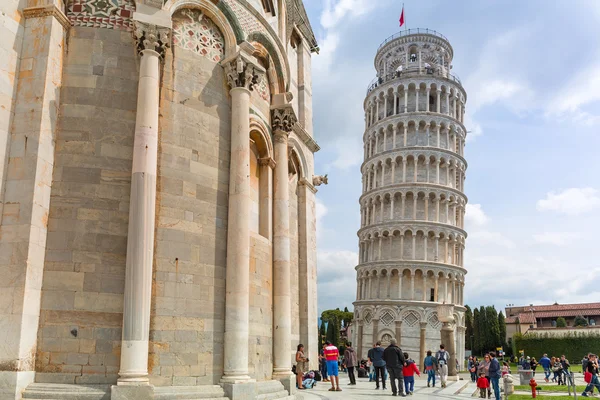 Les gens à la Tour penchée de Pise en Italie — Photo