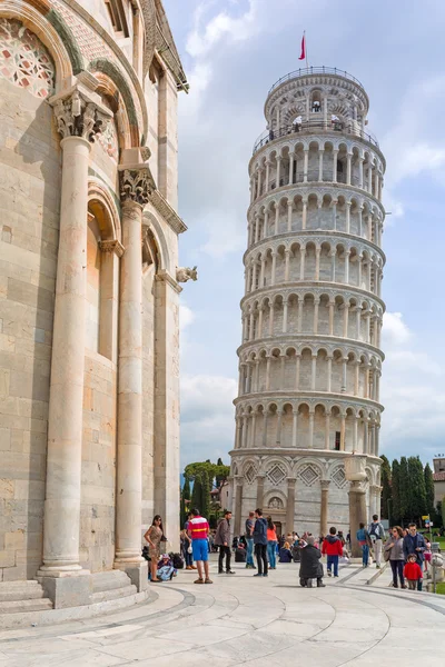 Люди в на Пізанська вежа в Італії — стокове фото