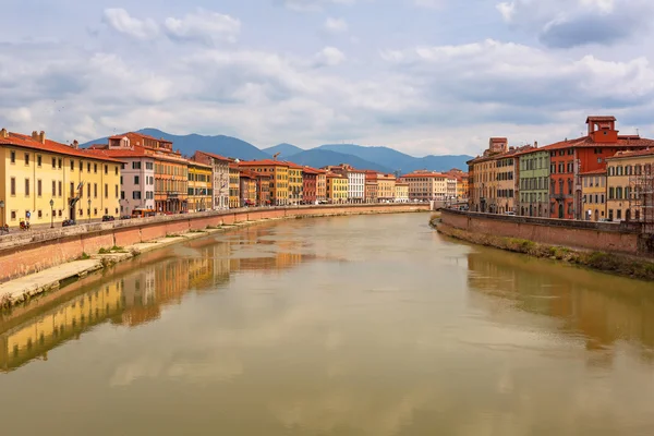 Cidade velha de Pisa com reflexão no rio Arno — Fotografia de Stock