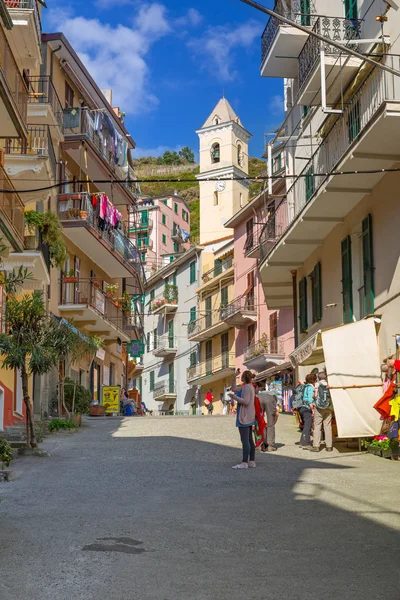 İnsanlar sokakta İtalya Manarola Köyü — Stok fotoğraf