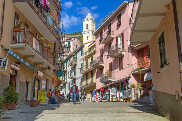 Pessoas andando na rua da aldeia de Manarola, na Itália — Fotografia de Stock