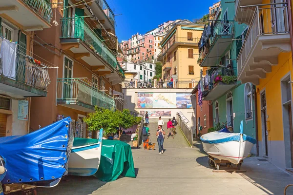 Människor som gick på gatan av Manarola by i Italien — Stockfoto