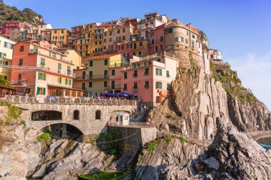 İnsanlar sokakta İtalya Manarola Köyü