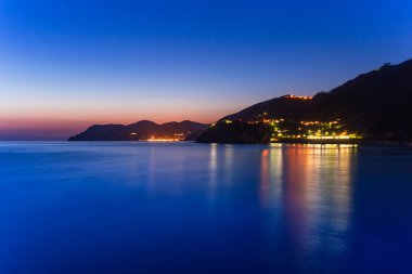 Ligurya Denizi güzel sahil şeridi alacakaranlıkta