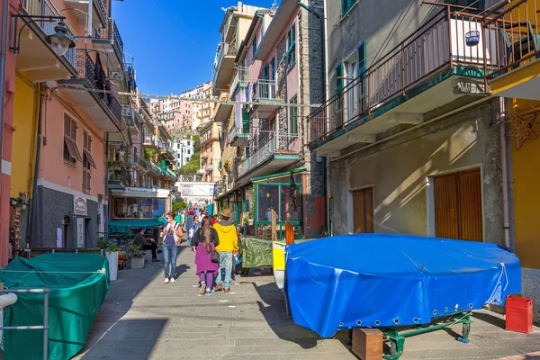 Menschen auf der Straße des Dorfes Manarola in Italien — Stockfoto