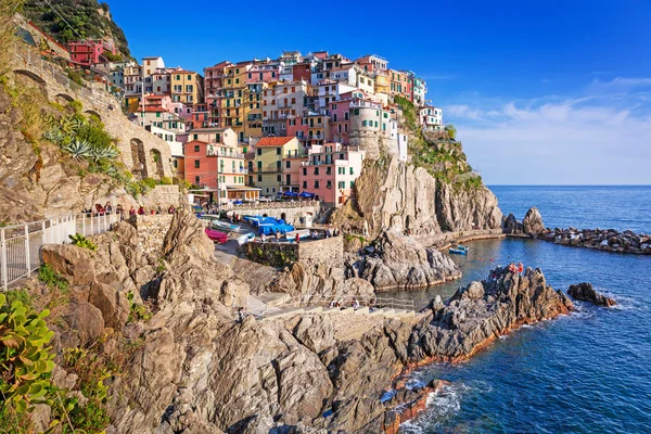 在利古里亚海的 Manarola 镇 — 图库照片