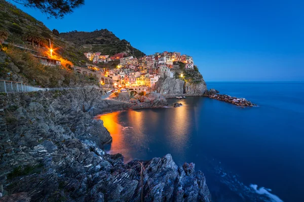 Manarola město na pobřeží Ligurského moře za soumraku — Stock fotografie