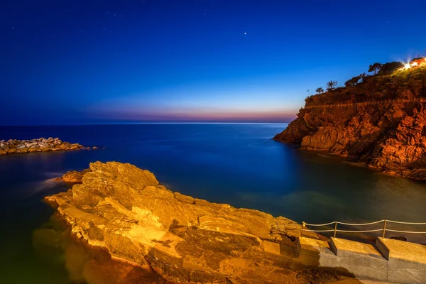 Piękne wybrzeże Morza Liguryjskiego o zmierzchu — Zdjęcie stockowe