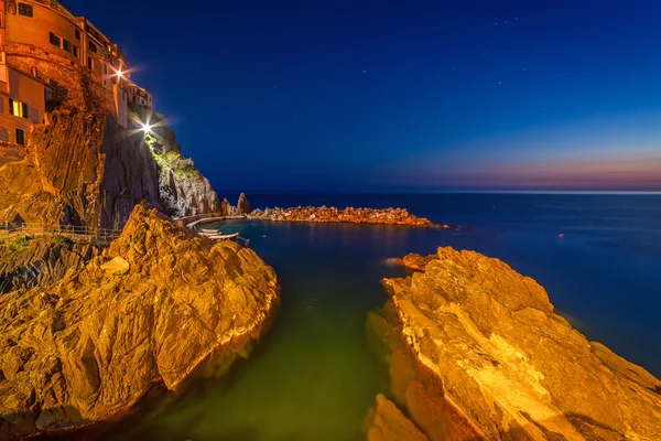 Красивое побережье Лигурийского моря в сумерках — стоковое фото