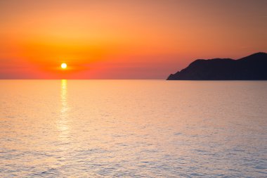 Ligurya Denizi güzel günbatımı