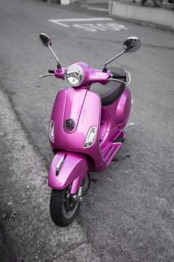 Sokakta pembe İtalyan scooter