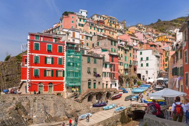Ligurya Denizi kıyısında Riomaggiore şehir