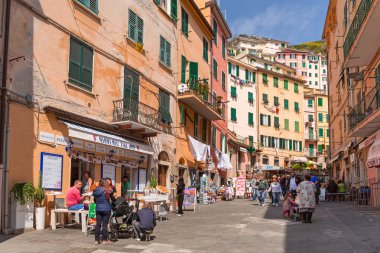 Riomaggiore Köyü İtalya sokakta yürüyen insanlar