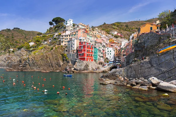 Riomaggiore város a Ligur-tenger partján — Stock Fotó