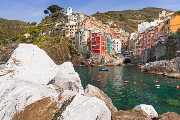 Riomaggiore stad aan de kust van de Ligurische Zee — Stockfoto