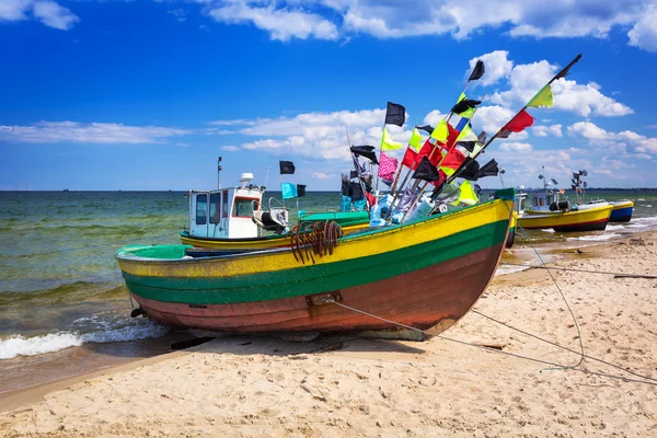 Рибальські човни на пляжі Балтійського моря — стокове фото