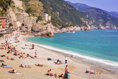 Gevşeme İtalya Monterosso beach üzerinde