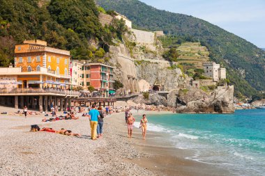Gevşeme İtalya Monterosso beach üzerinde