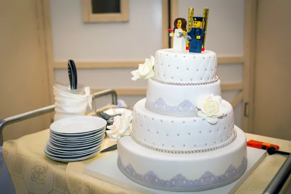 Bolo de casamento com noiva e noivo — Fotografia de Stock