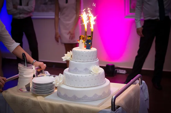 Pastel de boda con novia y novio — Foto de Stock
