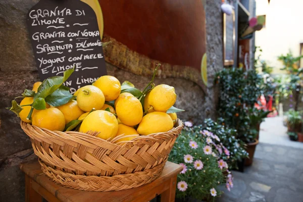 Hasır sepet tam İtalyan sokakta limon — Stok fotoğraf