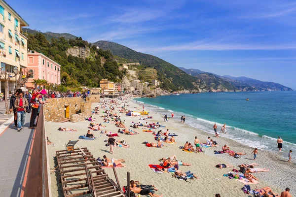 Relaxation on the beach of Monterosso in Italy — Stock Photo, Image