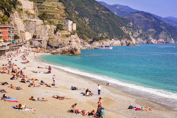 Relaxation on the beach of Monterosso in Italy — Stock Photo, Image