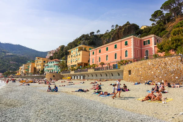 Relaxamento na praia de Monterosso, na Itália — Fotografia de Stock