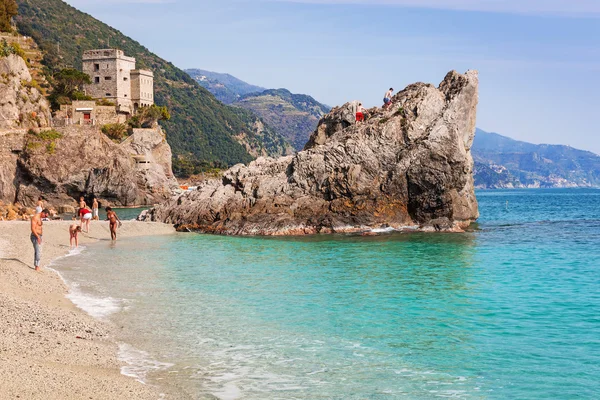Relaxe na praia de Monterosso, na Itália — Fotografia de Stock