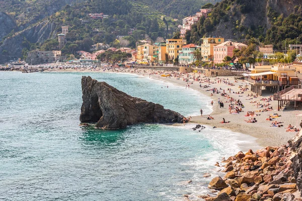 Отдых на пляже Монтероссо в Италии — стоковое фото